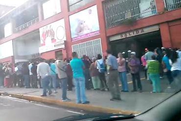 ¡LO QUE SE VIVE EN SOCIALISMO! En Video: La interminable cola en un automercado de Mérida