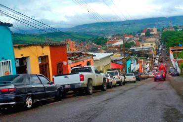 ¡EN VIDEO! Así son las interminables colas de hasta 9 horas para surtir gasolina en el Táchira