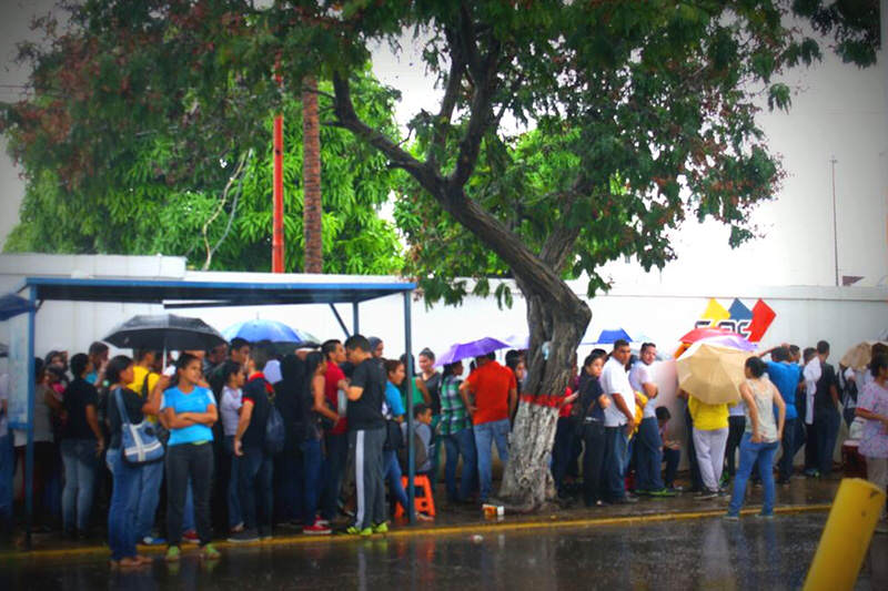 colas-cne-barcelona-lluvia