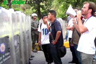 ¡EL FUTURO DEL PAÍS! Valientes estudiantes derrotan con ideas a Guardias Nacionales armados