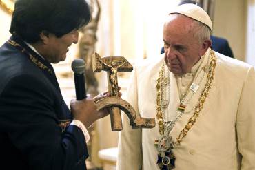 ¡BURLA A LA IGLESIA! Evo Morales obsequia al papa un «crucifijo comunista» y así reaccionó (Video)