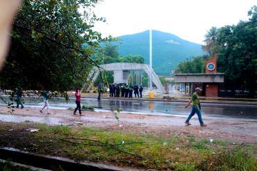 ¡VUELVE EL DESASTRE! Disturbios en la UDO dejaron decenas de detenidos y 7 policías heridos