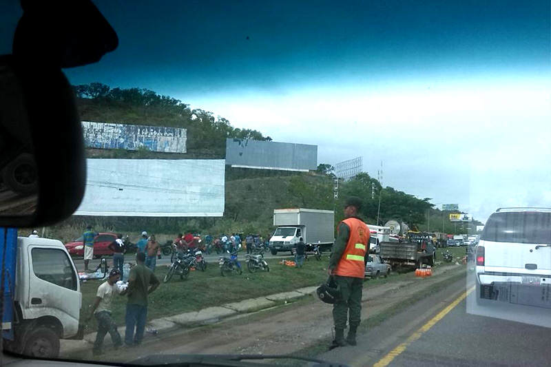 saquean-camion-de-refrescos-7j