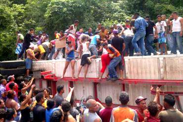 ¡ENTRE EL HAMBRE Y LA MISERIA! Saquearon gandola cargada de pollo tras volcarse (+ Fotos)