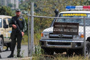 ¡PURA JOYITA! Dos efectivos de la GN fueron detenidos por robarse un fusil AK-103