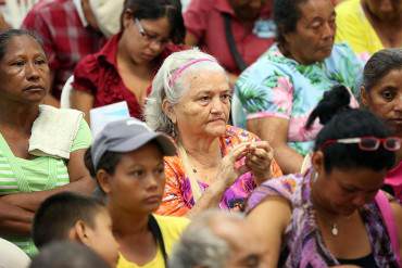 ¡UNA BURLA! Pensionados llevan 21 meses esperando el bono de salud que prometió Maduro