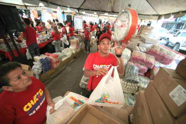 ¡JUEGAN CON EL HAMBRE! Exigen carnet del PSUV para acceder a una bolsa de comida en Mercal