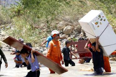 ¡INHUMANO! FANB bloquea paso en río Táchira e impide que colombianos retiren sus enseres