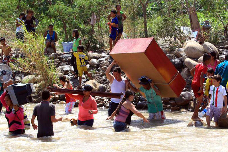 Cierre-de-frontera-con-colombia-gente-rio-cruzan cargados-26-25