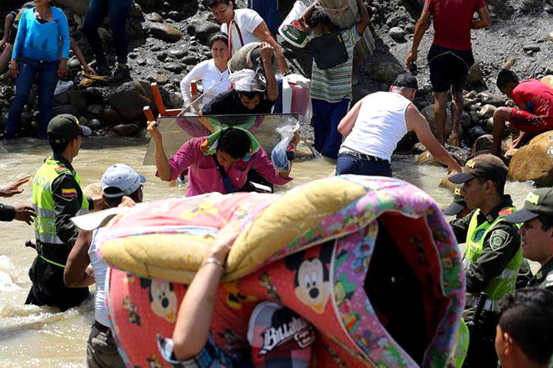 Cierre-de-frontera-con-colombia-gente-rio-cruzan cargados-26-26