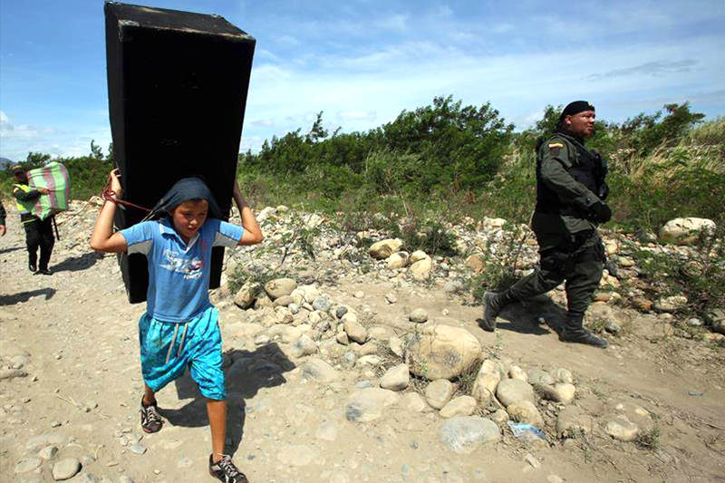 Cierre-de-frontera-con-colombia-gente-niño huyen cargados-26-31