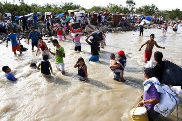 ¡AL BORDE DE UNA CRISIS HUMANITARIA! Niño colombiano casi muere al cruzar río en frontera