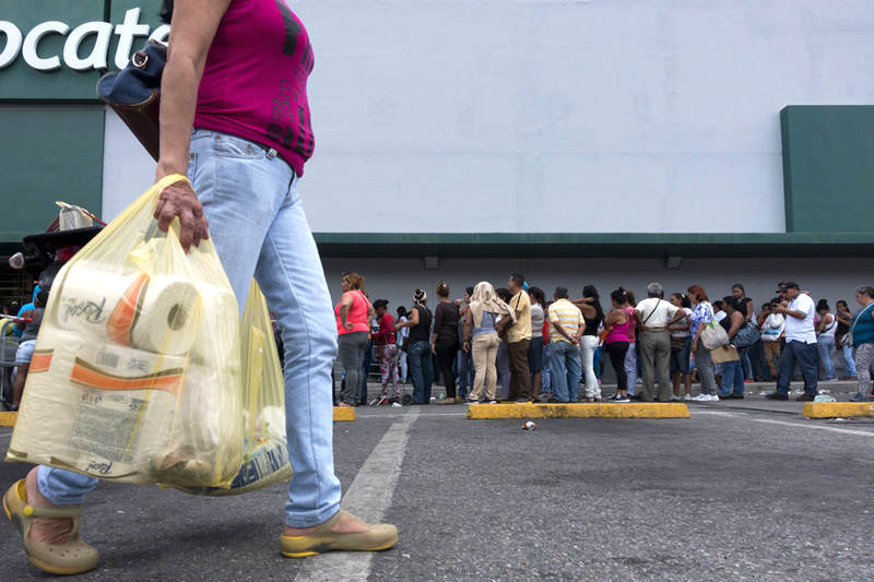 Colas-supermercados-comprar-comida-Venezuela-Inflacion-Escasez-de-Alimentos-Locatel-14