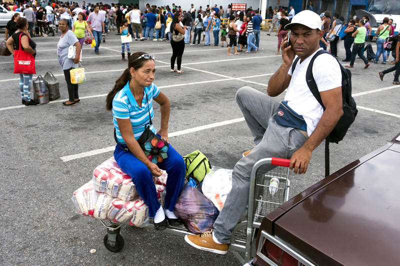 Colas-supermercados-comprar-comida-Venezuela-Inflacion-Escasez-de-Alimentos-Makro-11