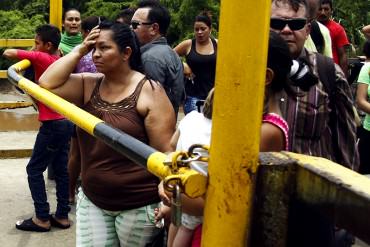 ¡HAY HAMBRE! Multitud pasó por encima de guardias para buscar alimentos en Colombia