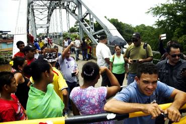 ¡DESCARADOS! Según gobernación del Táchira, venezolanos compraron licor y colonia en Cúcuta