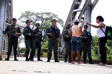 ¡PILLADOS EN CÁMARA OCULTA! GNB acepta sobornos de colombianos para pasar contrabando