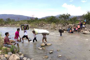 ¡EN MEDIO DEL DESASTRE! Pagan hasta Bs. 4.000 para cruzar la frontera “cargado en hombros”