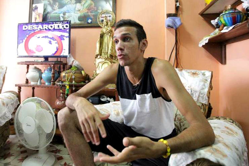 Fotografía del 29 de agosto de 2015 Elio Héctor López, uno de los creadores de "El Paquete", destinado a Cuba, dijo que no ha tenido "ningún problema legal" y aseguró que muchos se le han acercado, incluso "funcionarios del Ministerio de Cultura y la Televisión Cubana", para conocer más sobre ese trabajo, en La Habana, Cuba. Ernesto Mastrascusa EFE