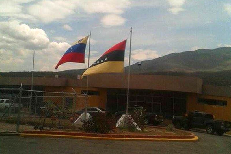 Izan-la-bandera-de-Venezuela-alreves-en-Aeropuerto-de-Tachira