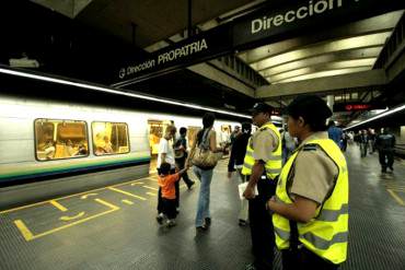 ¡EL PUEBLO NO AGUANTA! Intentaron linchar a un presunto ladrón en el Metro de Caracas (+Video)