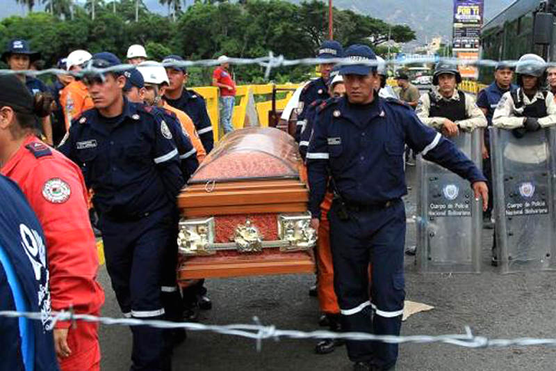 Retiro-de-cadaver-en-frontera-de-Venezuela-con-Colombia