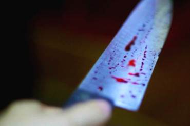 Mujer apuñaló a su novio en el rostro varias veces con un cuchillo de carnicero después de que tenía llamadas perdidas de su ex