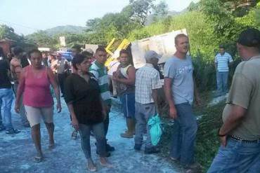 ¡SIGUE EL DESASTRE! Camión cargado de jabón en polvo se volcó y fue saqueado en Cojedes