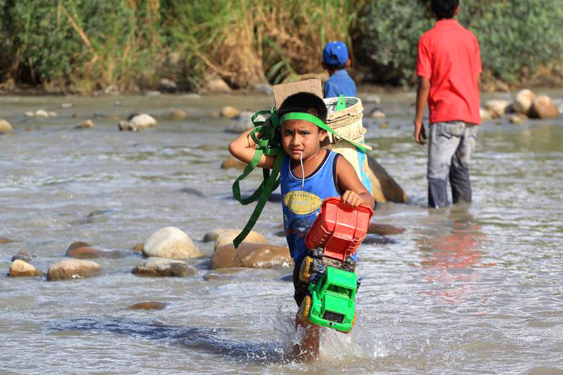 cierre-de-frontera-con-colombia-bebe-niños-juguetes-rio-cruza-cargado