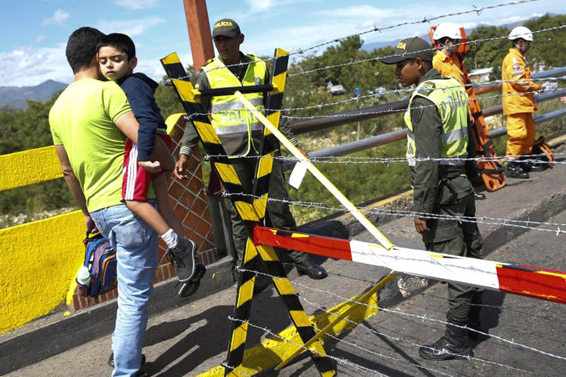 cierre-de-frontera-con-colombia-cruzan-cargado-niños-74