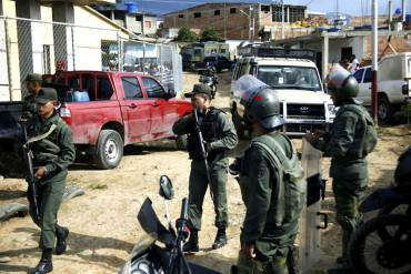 ¡INCREÍBLE! Pranes amenazan de muerte a vecinos para que exijan quitar puntos de control GNB