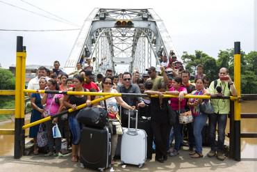 ¡UN ABUSO SIN FIN! Temen que cierre de la frontera con Colombia se extienda hasta el 2016