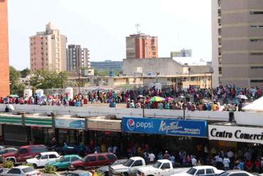 ¡ASÍ ESTAMOS! En Venezuela se hacen las colas hasta en los techos de los supermercados (Foto)