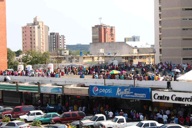 colas-en-el-techo-supermercado-escasez-1