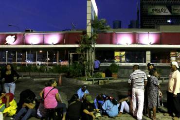 ¡SE BURLAN DEL PUEBLO! Señora durmió en la acera esperando operativo Mercal que nunca llegó