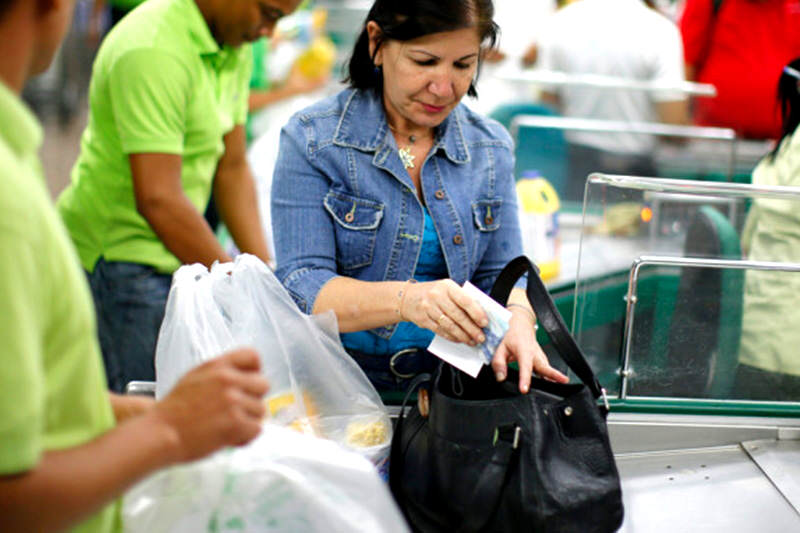 colas-para-comprar-alimentos-escasez-en-Venezuela-pagar-caja-7