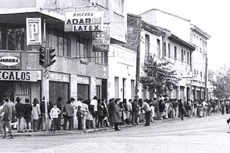 Largas colas para adquirir alimentos durante el gobierno de Allende / El Mercurio