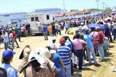 ¡LLEGÓ LA PATRIA! Chavistas se quejan de enormes colas por productos de limpieza en Coro