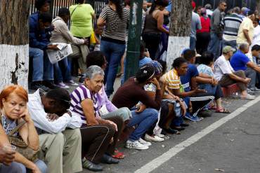 ¡MISERABLE! Compradores esperan hasta 2 semanas por turno en Mercal: «El pueblo tiene hambre»