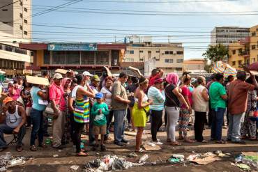 ¡A ESTO NOS LLEVÓ LA PATRIA! A falta de jabón, en El Tigre usan champú, y cuando consiguen