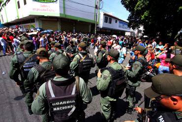 ¡DELITOS DE LA PATRIA! Lo detienen por «alterar el orden público» en un supermercado en Zulia