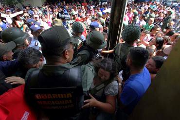 ¡LO ÚLTIMO! GNB se infiltró en cola de Mercal en Punto Fijo y luego detuvo a más de 40 personas