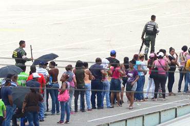 ¡EN COMUNISMO! Con rolo en mano y a gritos, Guardias Nacionales controlan colas en Venezuela