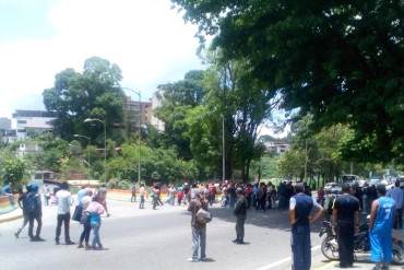 ¡NO SE LA CALAN! Se alzan compradores de Mercal: Están desde la noche y les desviaron camiones