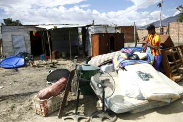 ¡COMO LOS PERROS! A punta de demolición de casas Maduro bota a colombianos de la frontera