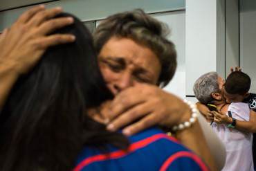 ¡TOCA EL ALMA! El dolor de una madre al ver a sus hijos partir: «No te perdono, Chávez»