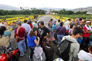 ¡LAS ABSURDAS IDEAS DE NICOLÁS! Viajeros varados y el comercio paralizado en la frontera