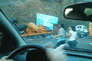 ¡NO PERDONAN A NADIE! Saquean una gandola de refrescos que se volcó en el estado Táchira