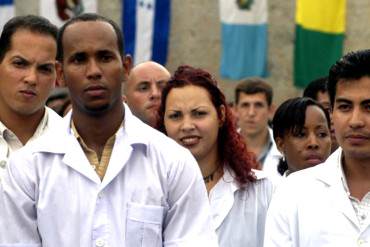 ¡NI ELLOS SE LA CALAN! Oleadas de médicos cubanos desertan de Barrio Adentro y de Venezuela