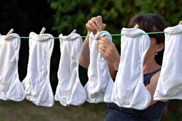 ¡ESTANCADOS EN LA MISERIA! Resucitan los pañales de tela ante escasez de los desechables